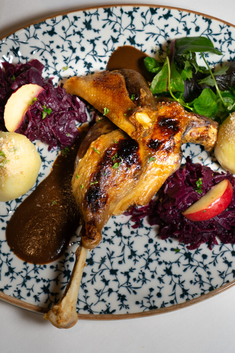 Bauernente mit Rotkohl und Klößen