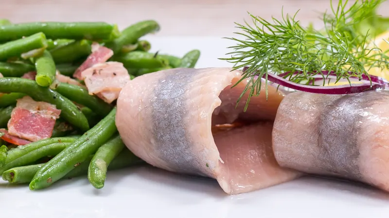 Zarter Matjes mit Bohnen-Speck-Salat, roten Zwiebeln und Dill
