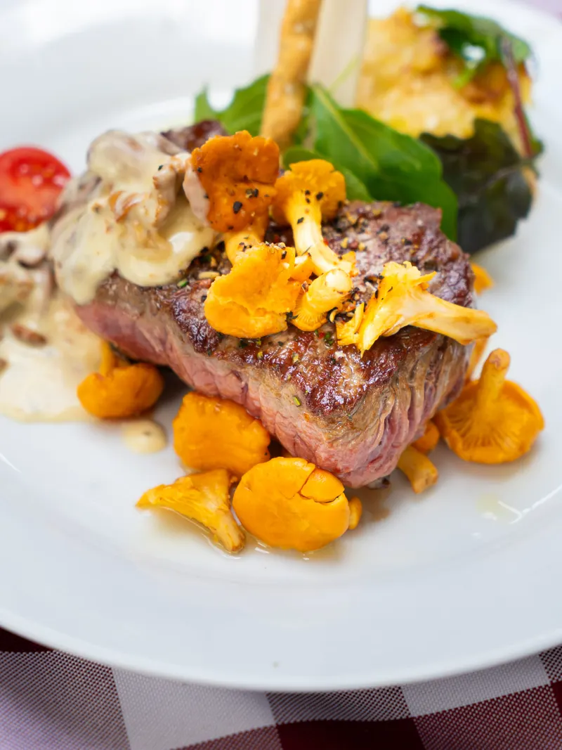 Gegrilltes Rinderfilet mit frischen Pfifferlingen