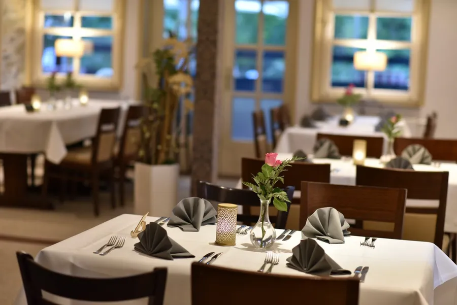 Eingedeckte Tische im Restaurant vom Drögen Hasen