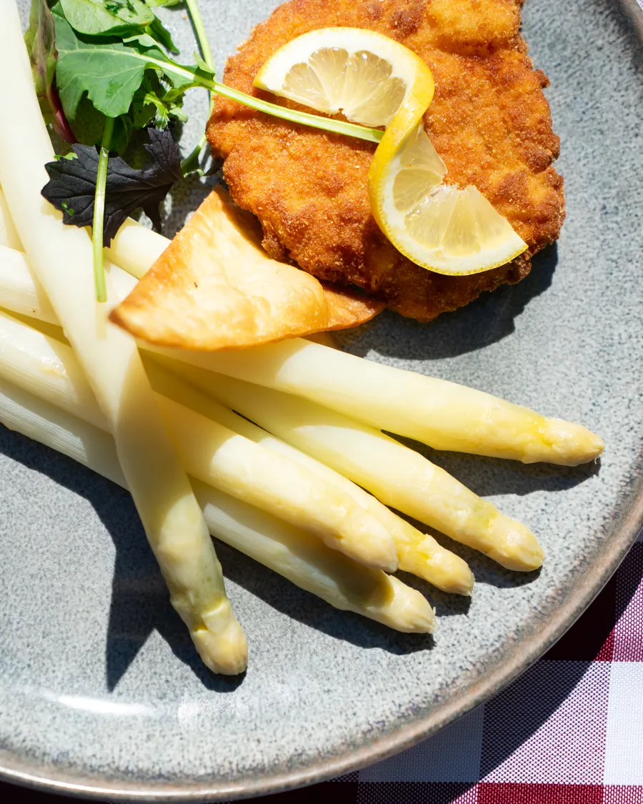 Feinster regionaler Spargel mit Schnitzel – Spargelparty im Drögen Hasen