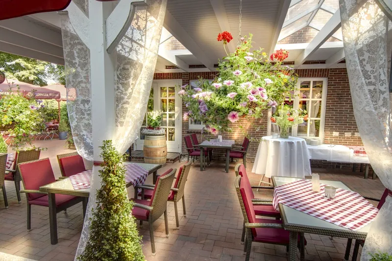 Überdachte Terrasse mit Blumenschmuck im Zum Drögen Hasen